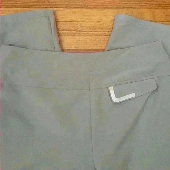 Izod golf capris with reflector pockets - Picture 7 of 7